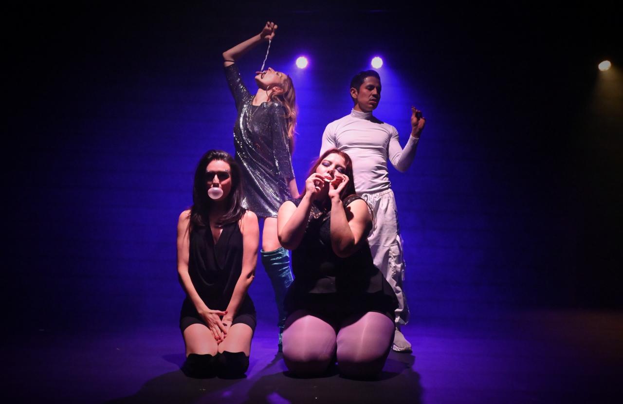 LA BELLEZA ES UN ACCIDENTE: UN VIAJE ESCÉNICO QUE MEZCLA MITOLOGÍA GRIEGA, FILOSOFÍA Y CULTURA POP | Prensa INBA - Instituto Nacional de Bellas Artes | Teatro